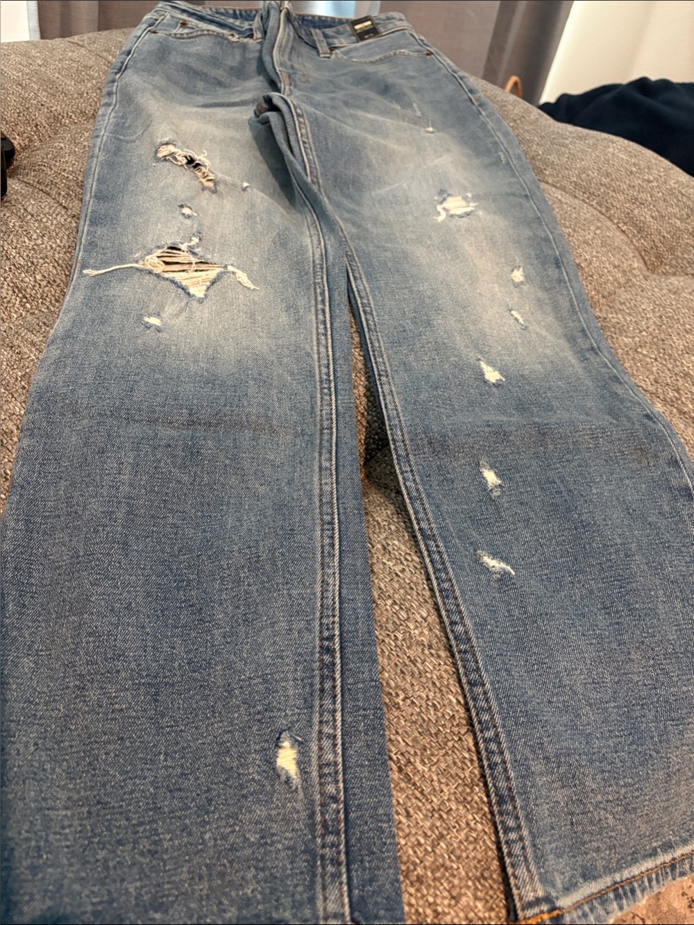 Abercrombie Distressed Denim Jeans  natural rise - ankle Straight Fit 25” inseam